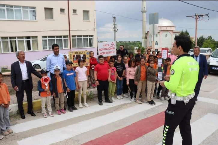 Günyüzü ilçesinde öğrencilere yayalar için güvenli trafik eğitimi verildi
