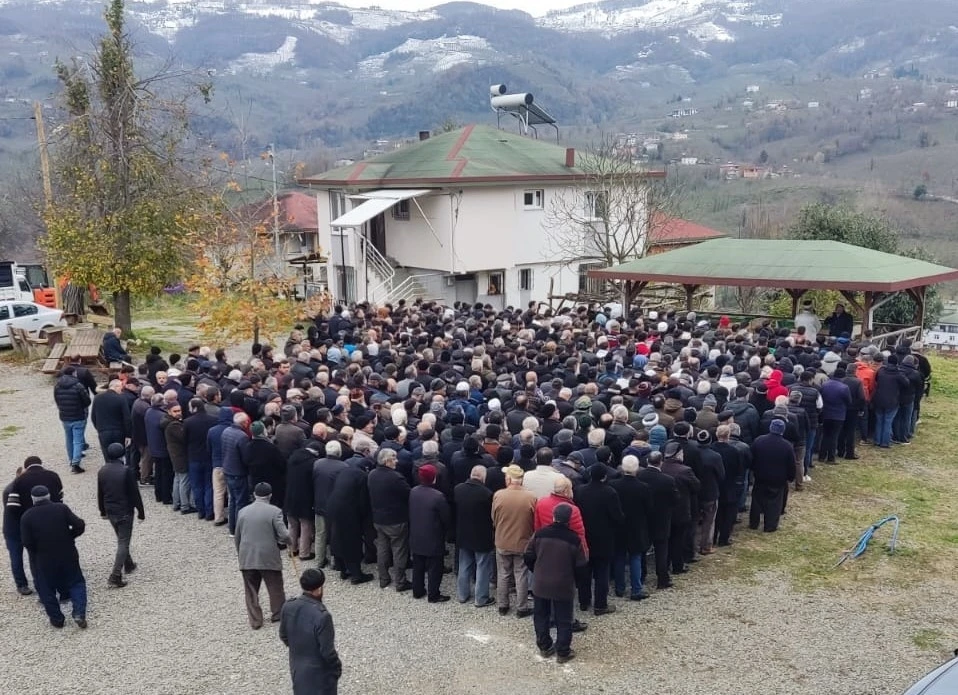 Gurbet yolunda hayatını kaybeden baba ve oğlu son yolculuğuna uğurlandı
