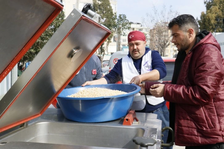 Gurbetçi mobil mutfakla bin 500 kişiye yemek çıkarıyor