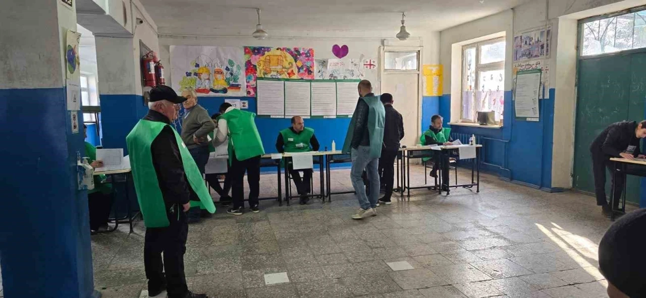 Gürcistan halkı milletvekillerini seçmek için sandık başında
