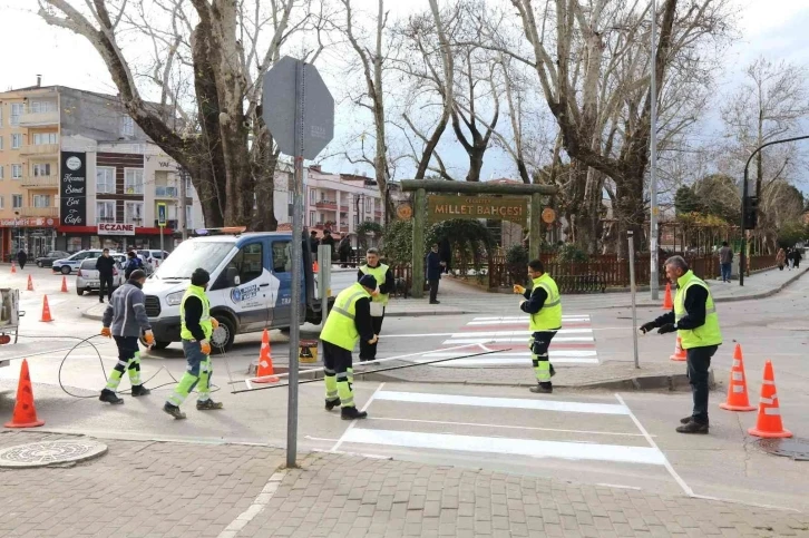 Gürsu’da yaya güvenliği için yol işaretleri yenileniyor
