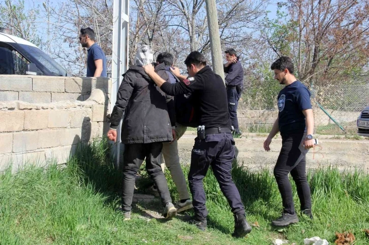 Güvenlik güçlerinden kaçarak tarlada izlerini kaybettirmek isteyen kaçak göçmenler yakalandı
