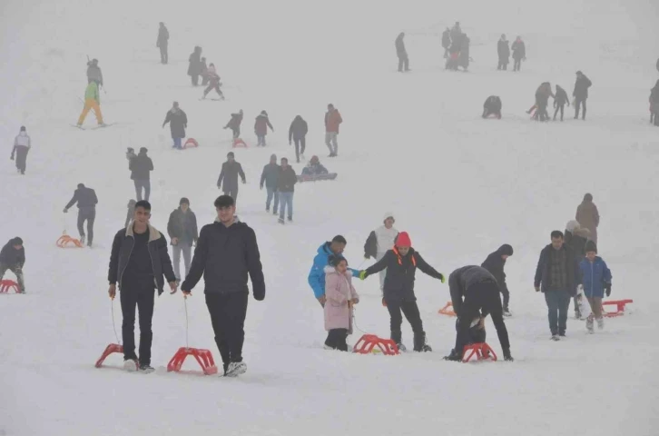 Güzeltepe Kayak Merkezi kar yağışıyla sezonu açtı
