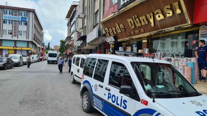 Haber alamadığı arkadaşını otel odasında ölü buldu
