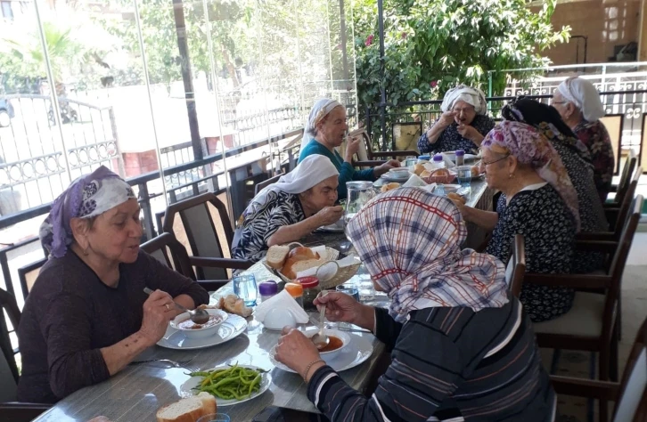 Hacdan sonra yaşlılara yemek ikram etti
