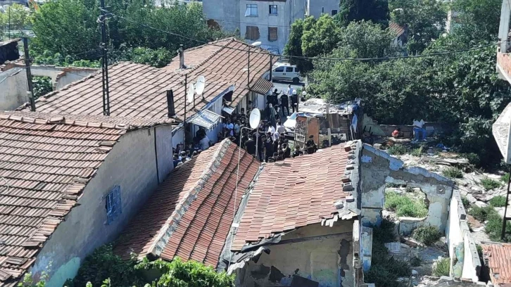 Hacıhüsrev’deki vatandaşlar polis zoruyla tahliye ediliyor
