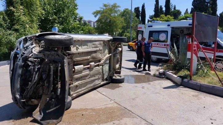 Hafif ticari araç akaryakıt istasyonu girişinde devrildi: 1 yaralı
