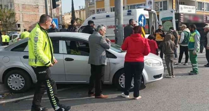 Hafif ticari araç ile otomobil çarpıştı: 3 yaralı