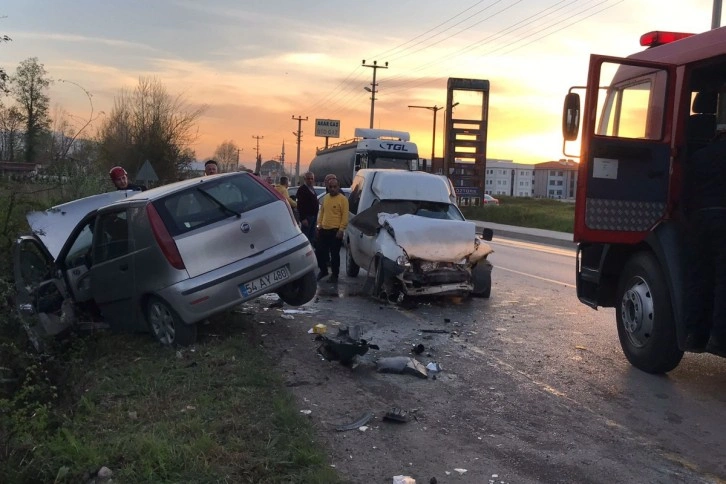 Hafif ticari araç ile otomobil kafa kafaya çarpıştı: 6 yaralı