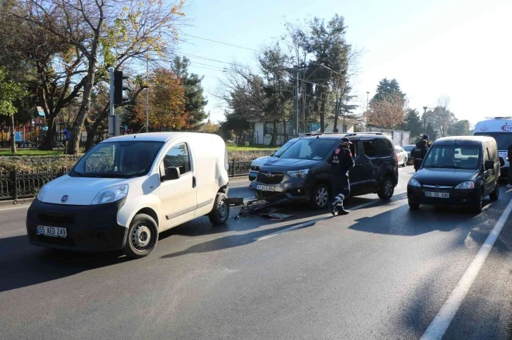 Hafif ticari araç kırmızı ışıkta duran araçlara çarptı: 1 yaralı
