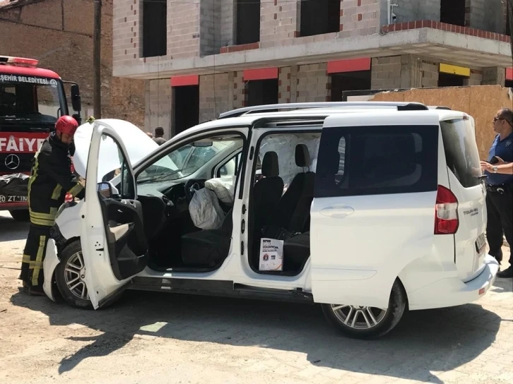 Hafif ticari araç otomobile çarptı; 4 yaralı
