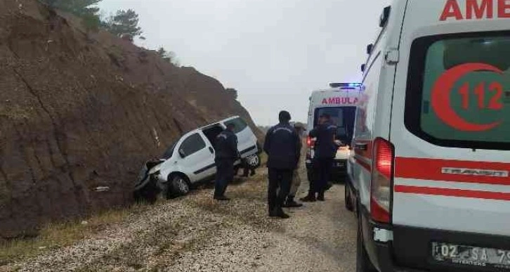 Hafif ticari araç şarampole devrildi: 3 yaralı