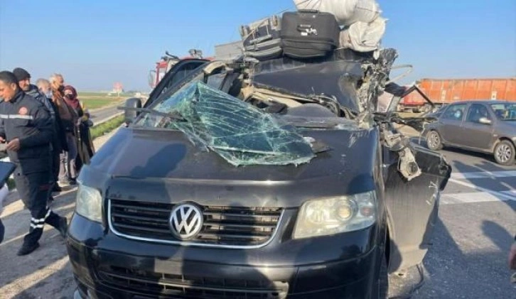 Hafif ticari araç TIR'a çarptı: 1 ölü 8 yaralı