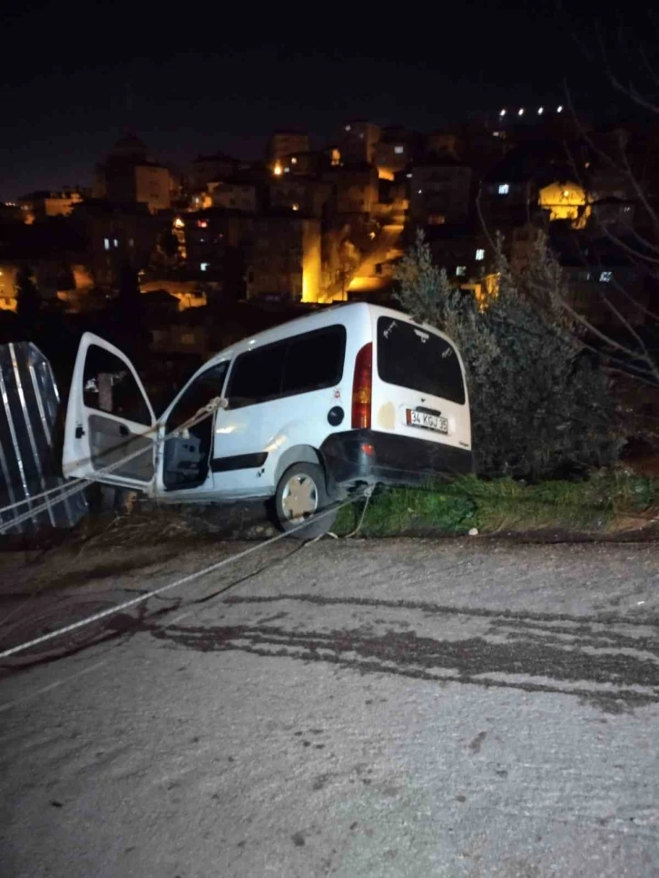 Hafif ticari aracı inşaat alanına düşmekten yol kenarındaki teller kurtardı
