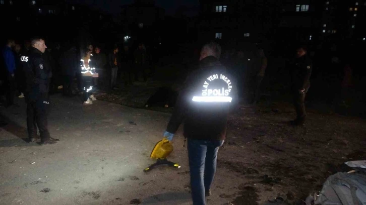 Hafif ticari araçla çarpışan kamyonet yol kenarında yürüyenlerin arasına daldı: 1 ölü, 1 yaralı
