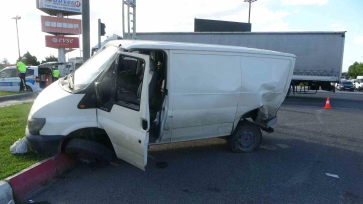 Hafif ticari araçla çarpışan minibüs refüje çıktı: 2 yaralı
