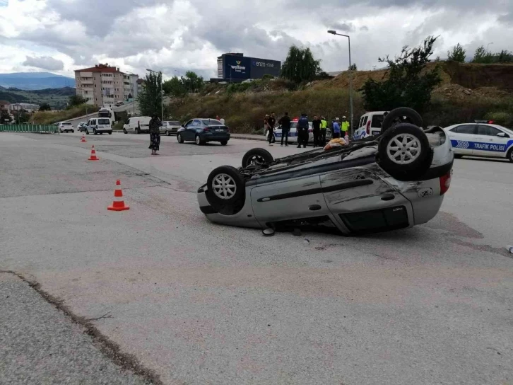 Hafif ticari araçla çarpışan otomobil ters döndü: 2 yaralı
