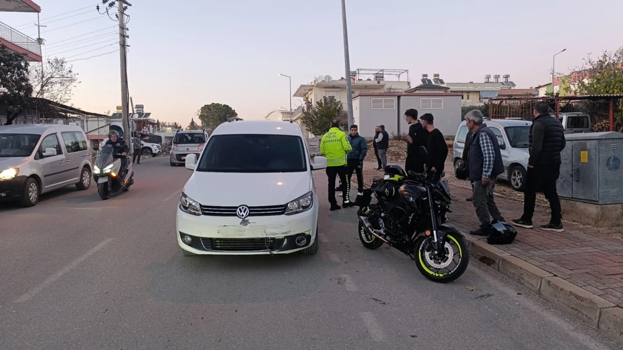 Hafif ticari araçla motosikletin çarpıştığı kazada motosikletli yaralandı
