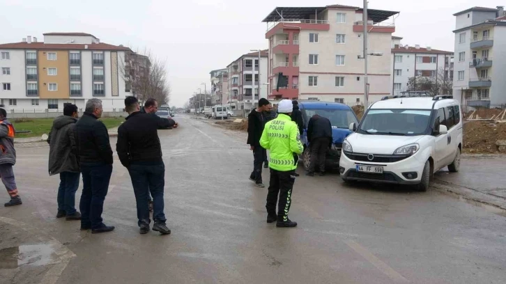 Hafif ticari araçlar çarpıştı: 2 yaralı
