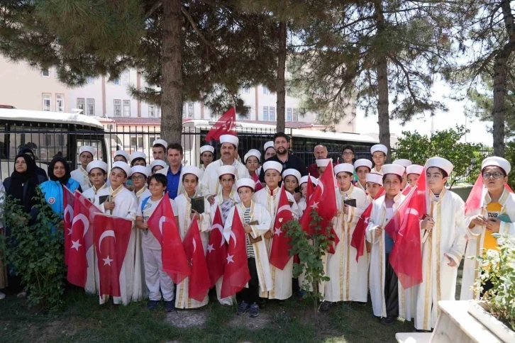 Hafız çocuklar, şehitlerin kabirleri başında Kur’an-ı Kerim okudu
