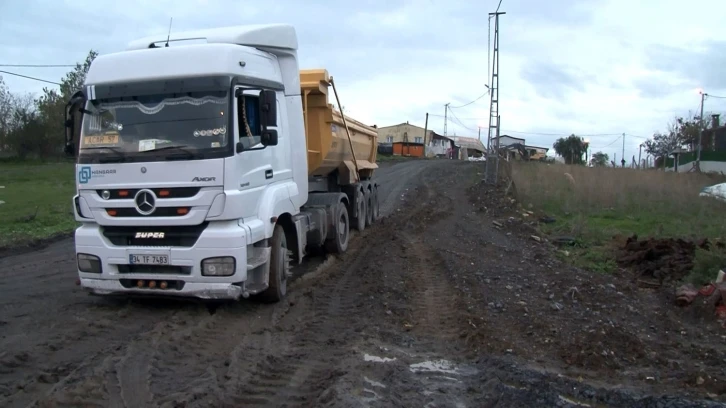 Hafriyat kamyonları, yasağa rağmen kullandıkları yolda çamura saplandı
