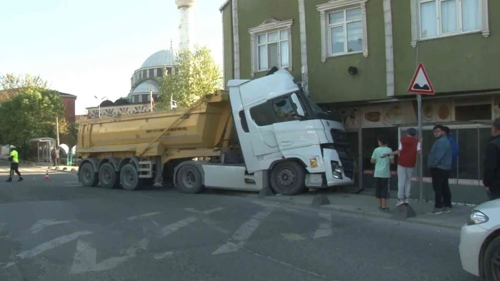 Hafriyat kamyonu binaya çarptı, korku dolu anlar yaşandı
