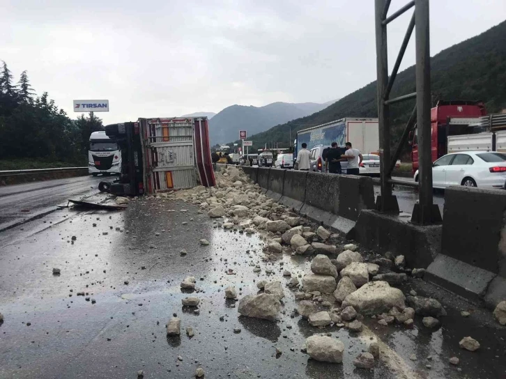 Hafriyat kamyonu devrildi, dolgu malzemeleri yola saçıldı
