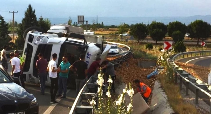 Hafriyat kamyonu devrildi, tonlarca talaş yola döküldü
