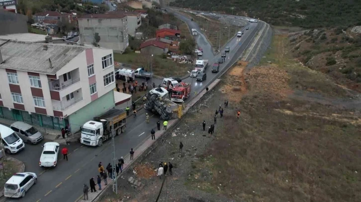 Hafriyat kamyonu otomobilin üzerine devrildi
