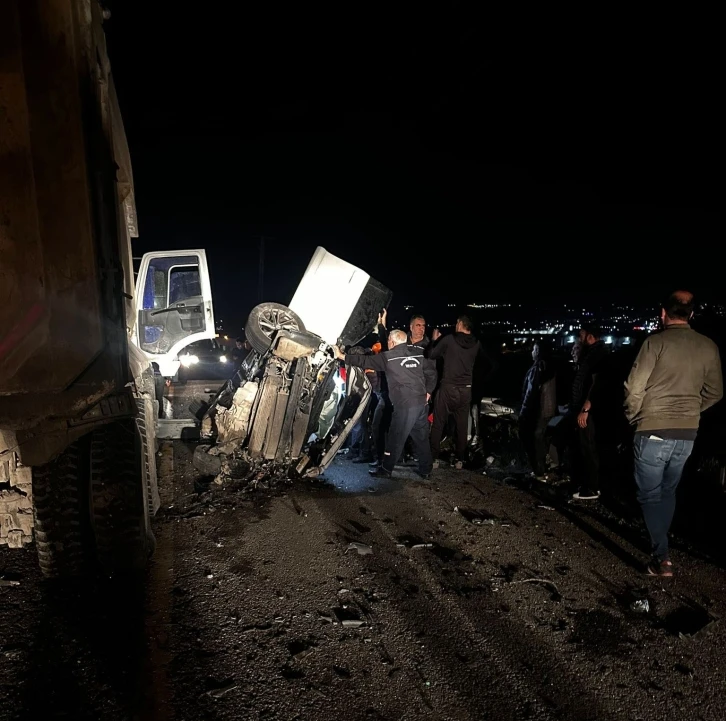 Hafriyat kamyonunun altına giren otomobil hurdaya döndü: 3 yaralı
