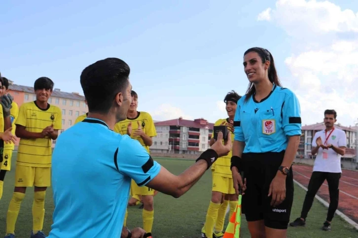 Hakemin evlilik teklifi final maçına damga vurdu
