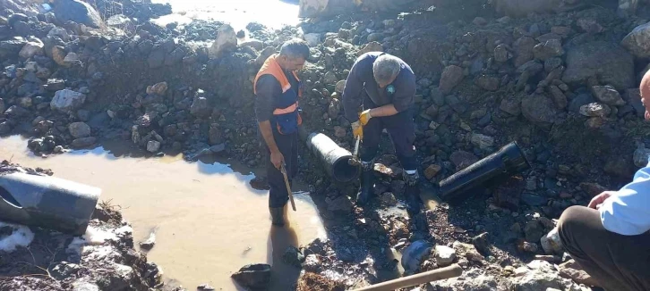 Hakkari Belediyesi’nden su arızasına müdahale
