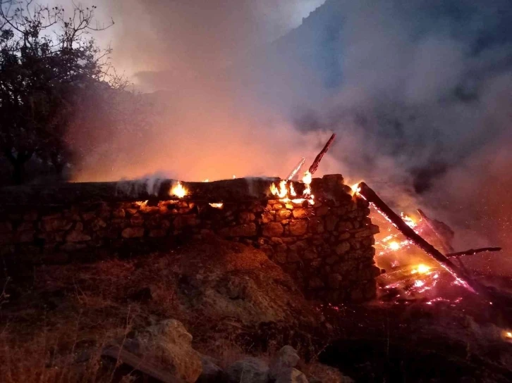 Hakkari’de 15 ton saman ve 250 bağ ot yandı
