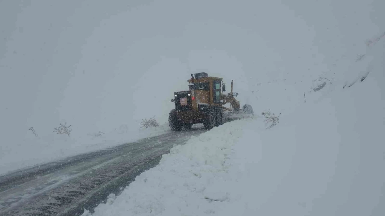 Hakkari’de 51 yerleşim yerinin yolu yeniden ulaşıma açıldı
