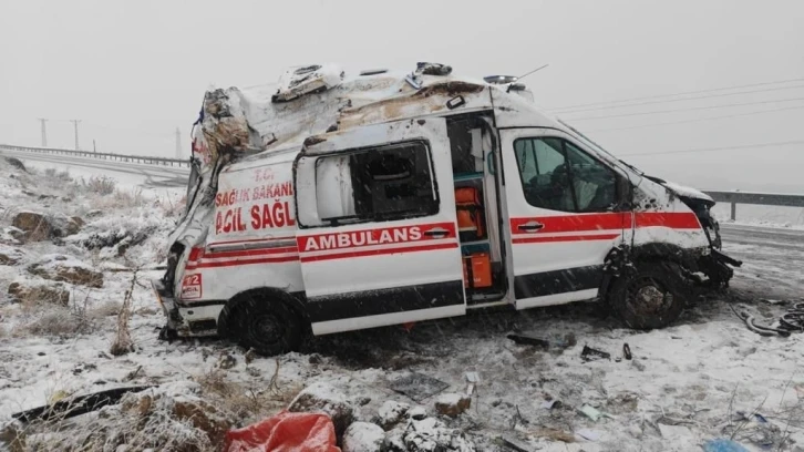 Hakkari’de ambulans kaza yaptı: 3 yaralı
