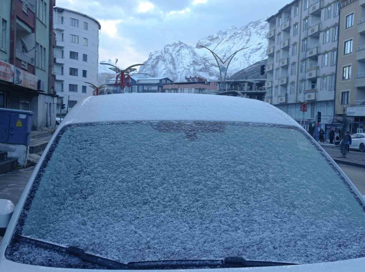 Hakkari’de araçların camlarını buz tuttu
