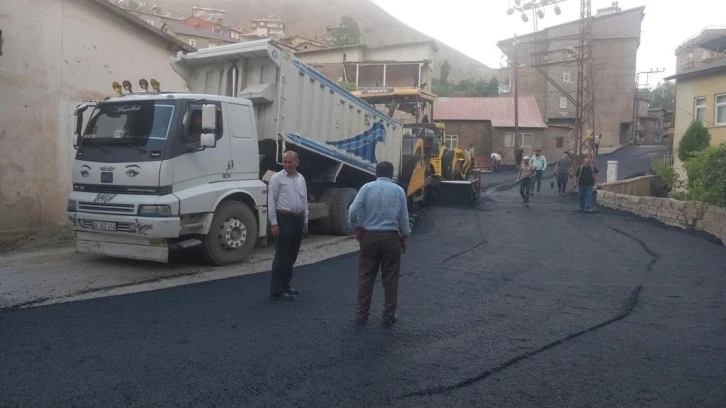 Hakkari’de asfalt ve parke taşı çalışmaları devam ediyor
