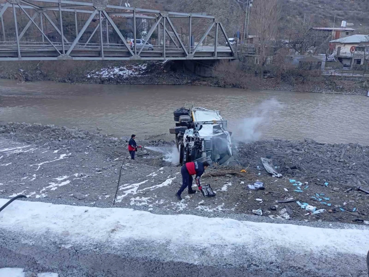 Hakkari’de çöp kamyonu şarampole yuvarlandı: 3 yaralı
