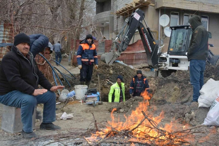 Hakkari’de dondurucu soğukta su arızası mesaisi
