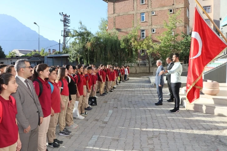 Hakkari’de eğitim öğretim yılının ilk ders zili çaldı
