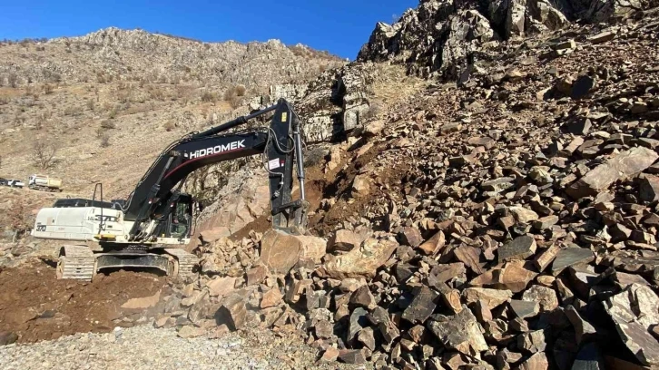 Hakkari’de heyelan ve kaya düşmesi sonucu hasar gören yolda çalışma
