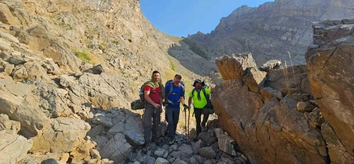 Hakkari’de intiharlara dikkat çekmek için Sümbül Dağı’na tırmandılar
