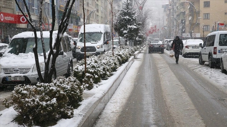 Hakkari'de Kar Yağışı Nedeniyle Eğitim Öğretime Ara Verildi