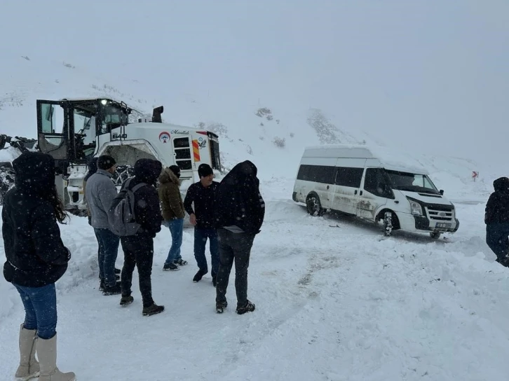 Hakkari’de karla mücadele çalışması devam ediyor
