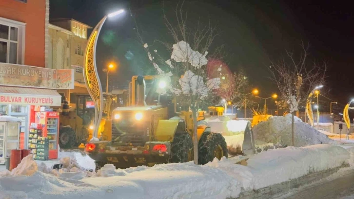 Hakkari’de karla mücadele çalışması sürüyor
