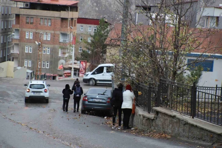 Hakkari’de kuvvetli rüzgar öğrencilere zor anlar yaşattı
