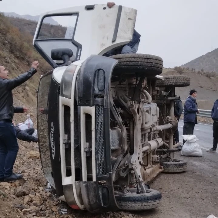 Hakkari’de minibüs yan yattı: 5 yaralı
