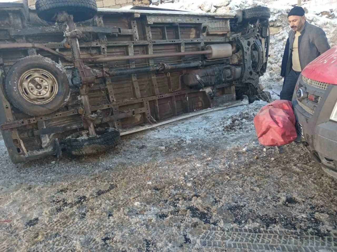 Hakkari’de öğretmen servisi devrildi: 12 yaralı
