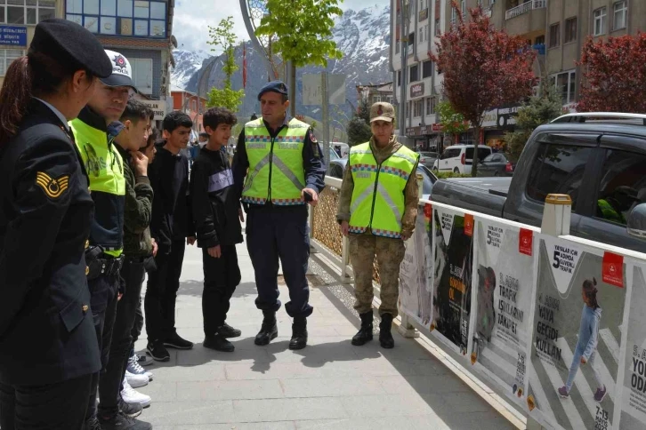 Hakkari’de "Yayalar İçin 5 Adımda Güvenli Trafik" standı kuruldu
