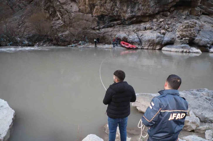 Hakkari’de rafting botuyla köpek kurtarma operasyonu
